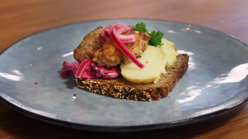 MORGENMAD: Frokost, lunsj eller morgenmat? Uansett navn, passer smørbrød med frikadeller.