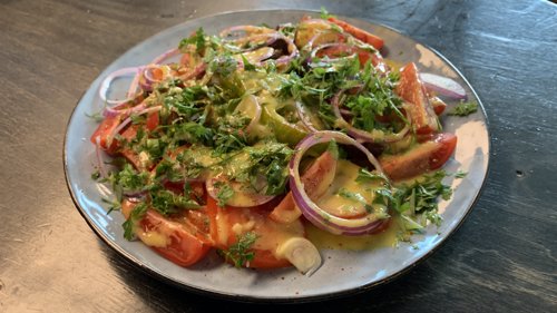 Eyvind Hellstrøm serverte en deilig salat i nytelsesfredag.