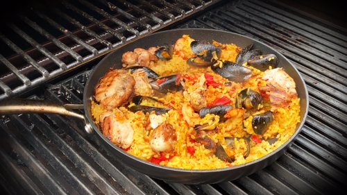 Christer anbefaler å lage paella på grillen.
