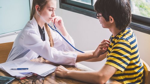 Mange helsesykepleiere er fortsatt satt til å jobbe med korona i stedet for å jobbe i skolehelsetjenesten, ifølge Landsgruppen for Helsesykepleiere (NSF).
