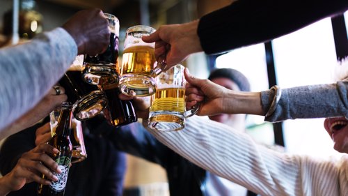 FLYTT FOKUS: Det blir ofte mye godt i glasset på julebord, men å skåle bør ikke være det viktigste, mener AKAN. Illustrasjonsfoto.