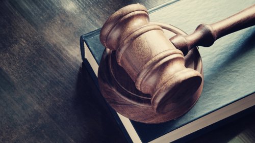 Regjeringen ønsker å forby konverteringsterapi, behandlingslignende handlinger som har som formål å få en annen til å endre eller
fornekte sin seksuelle orientering eller kjønnsidentitet. Men hvem og hvordan dette skal straffes, er usikkert.