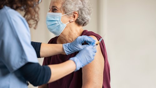 VAKSINE: Alle voksne får tilbud om en tredje dose koronavaksine.