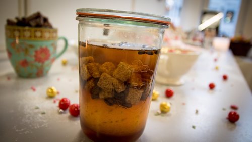 LIKØR: Appelsinlikør er en klassiker mange lager til jul.