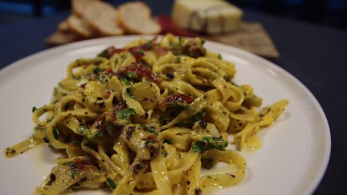 PASTA: Med trøffelpecorino og salami. FOTO: P4.