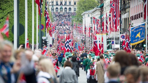 HURRA, HURRA, HURRA: Det er ikke sikkert du husker det, men en gang i tiden var dette et vanlig syn i Oslo på nasjonaldagen. Illustrasjonsofoto.