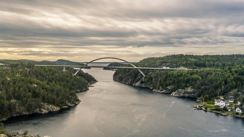 FÅR PASSERE: Yrkesjåfører får kjøre over grensen og dette er det noen som utnytter.