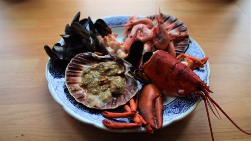 SKALLDYR: Christer serverer skalldyr med en god syrlig saus. FOTO: P4.