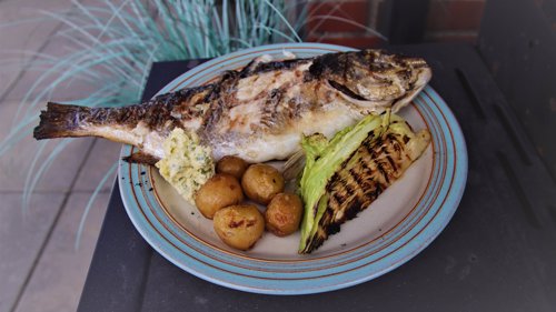 med grillede poteter og kål