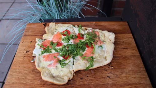 med laks, tomat, rucola og ferske urter.