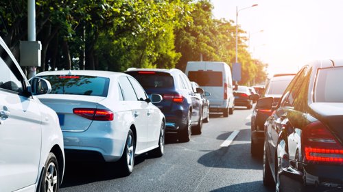MYE TRAFIKK: Det var flere biler på veiene i Norge i sommer enn i fjor. Det kan ha bidratt til mindre råkjøring, mener UP-sjefen. Illustrasjonsfoto.