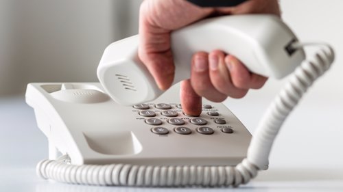 LEVER VIDERE: Det blir stadig færre fasttelefoner her i landet, men fortsatt er det over 100.000 nordmenn som har en slik hjemme. Illustrasjonsfoto.