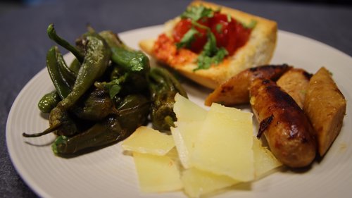 TAPAS: Grillede padrons med pano con tomato, manchego og chorizo. FOTO: P4.