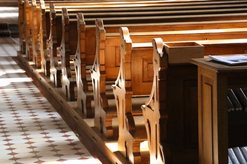 Stadig færre går til gudstjenester og blir døpt og konfirmert i Den norske kirke.