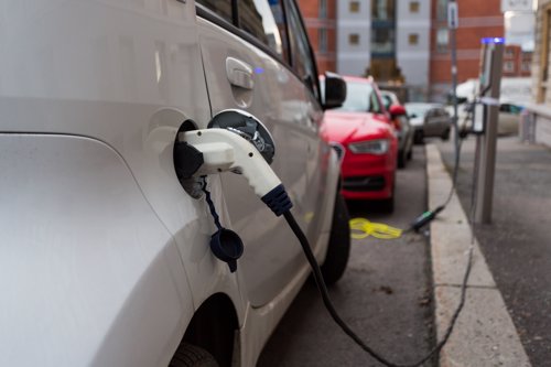 ALLE SKAL HA EL: Elbilene dominerer nybilsalget i Norge, men det selges fortsatt klart flest brukte bensin- og dieselbiler.