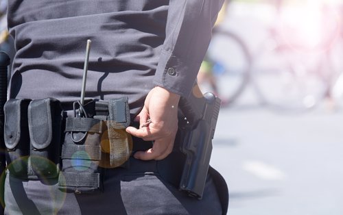 Et utvalg anbefaler å innføre generell bevæpning i Norge. Samtidig blir det hvert år avfyrt ukontrollerte skudd av politiet.