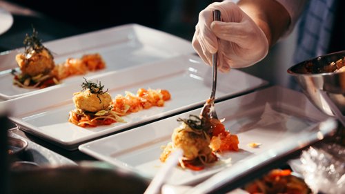 I serveringsbransjer mangler det servitører, kokker, vinkelnere og bartendere.