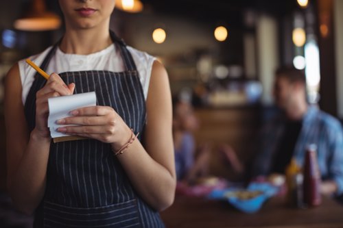 Serveringsbransjen har mistet mange under pandemien, og de som nå tar bestillingen din har kanskje akkurat begynt i den nye jobben.