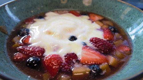 Deilig rabarbrasuppe med bær og is.