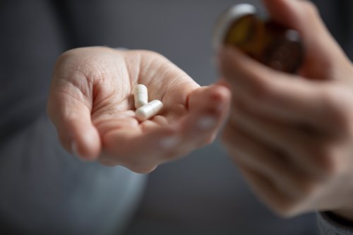 Antipsykotisk effekt skal redusere symptomer som hallusinasjoner og vrangforestillinger ved psykose.