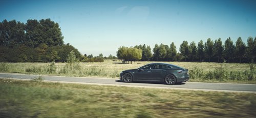 TESLA: Teslaer og andre elbiler bør betale bompenger som fossilbiler, mener Statens Vegvesen.