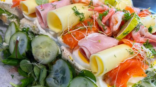 Smörgåstårta er en tradisjonsrik rett på Svenska flaggans dag, 6. juni.