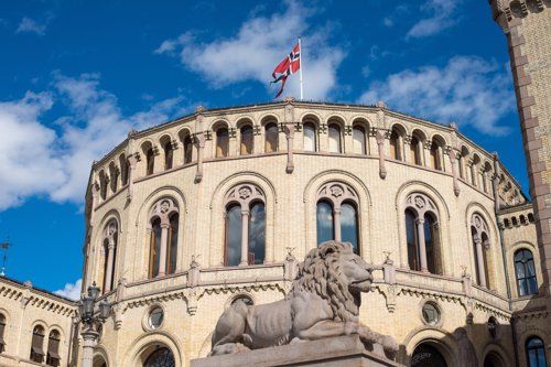 STORTINGET: Rødt ber alle representanter gjøre som dem og gi deler av lønnsøkningen til hjelpeorganisasjoner.