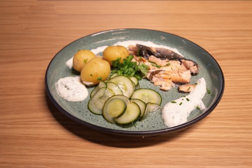 LAKS: Nydelig laks med syltet agurk og rømmesaus. FOTO: P4.