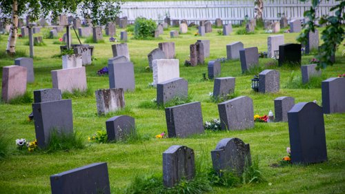 MANGE FLERE BEGRAVELSER: På grunn av flere døde, kan det ta lenger tid fra dødsfall til begravelse. Jølstad begravelsesbyrå sier alle familier skal ivaretas på samme måte som før. Illustrasjonsofoto.