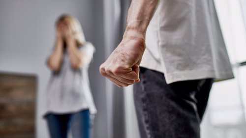 Alvorlig psykisk syke får ikke den behandlingen de trenger før de skrives ut, frykter fagpersoner.