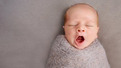 nyfødt baby gjesper, To uker gammel
