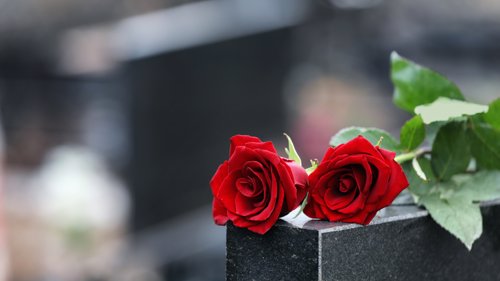 GRAVSTEIN: Mange døde i Norge i fjor.