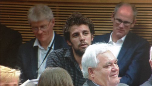 Her må Freddy dos Santos stille et pinlig spørsmål til finansministeren