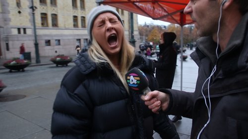 Selger strøm mens hun selv får strømsjokk