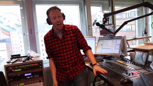 SE VIDEO: Øystein Røe Larsen får støt mens han har radiosending