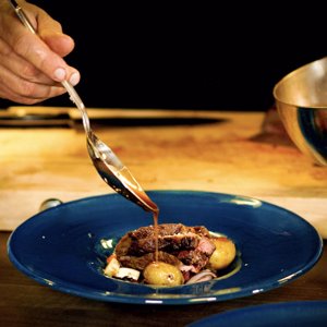 Matpodden - Tørrhengt entrecote med rotgrønnsaker og rødvinsaus