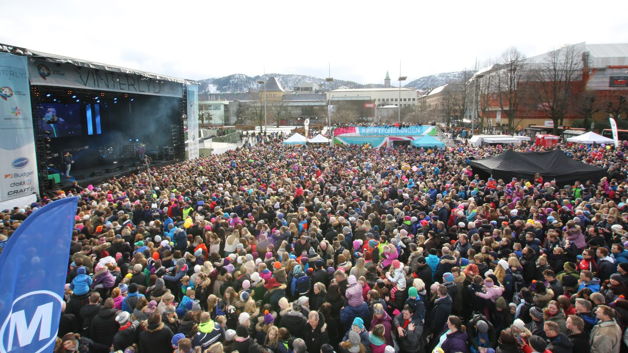 BESØKREKORD I BERGEN: 15 000 på Festplassen i Bergen er ny rekord!