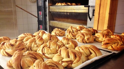 RETT FRA OVNEN: Ferskere enn dette får du ikke verdens beste kanelsnurrer.
