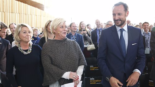 Kronprins Haakon var tilstede på åpningen av Oslo Innovation Week 2015, Næringsminister Monica Mæland og Finansminister Siv Jensen var litt spent  før kronprinsen hilste på dem.