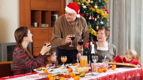 Folk er delt i spørsmålet om det er greit å drikke i nærvær av barn i jula.