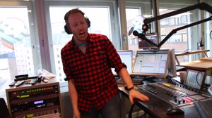 SE VIDEO: Øystein Røe Larsen får støt mens han har radiosending