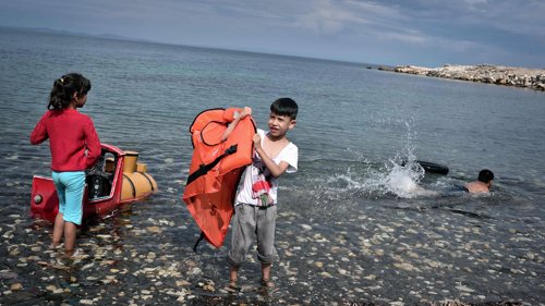 HJALP FLYKTNINGER: Beboere på de greske øyene som tok i mot og hjalp båtflyktninger er nominert til Nobels fredspris.