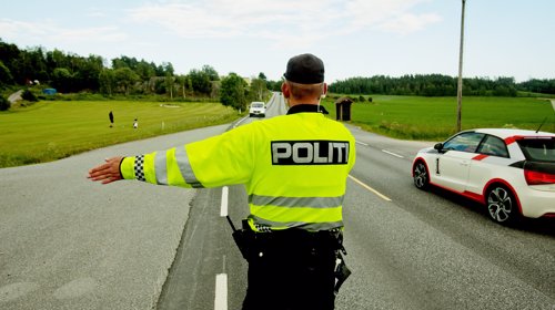 SINKER: Politiet ga de som kjørte for sakte en advarsel på vei hjem fra påskeferie søndag. 