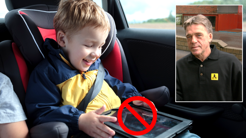 LIVSFARLIG: Det er kanskje fristende å la barna leke med iPad i baksetet, men det kan koste deg livet.