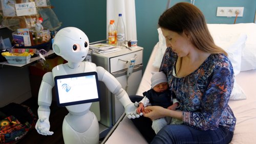 NY VENN: Roboten «Pepper», her ved et sykehus i Belgia, bruker data fra Watson i sitt arbeid.