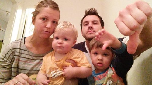 SKUFFET: David og Anna Hofverberg med sønnene Lukas (4) og Rasmus (1) føler seg dårlig behandlet av NordicBet.