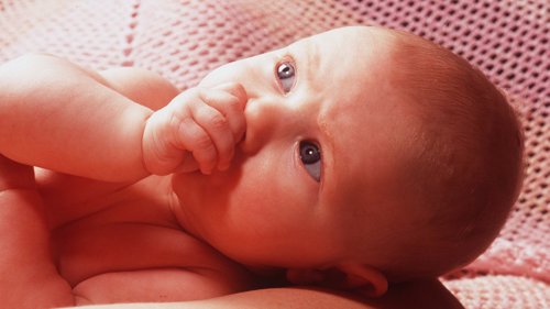 Kvinner i Norge føder stadig færre barn. Forsker mener tallet bør stabilisere seg nå. 