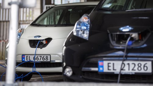 ELEKTRISK: Det blir stadig flere elektriske biler i Norge.