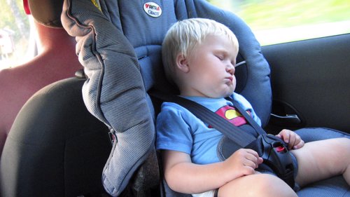 SITTER RIKTIG: Små barn skal sitte bakovervendt i bilsetet.