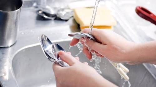 LITE EFFEKTIVT: Vasker du opp for hånd, bruker du sannsynligvis mer vann og strøm, sammenlignet med oppvaskmaskinen.
